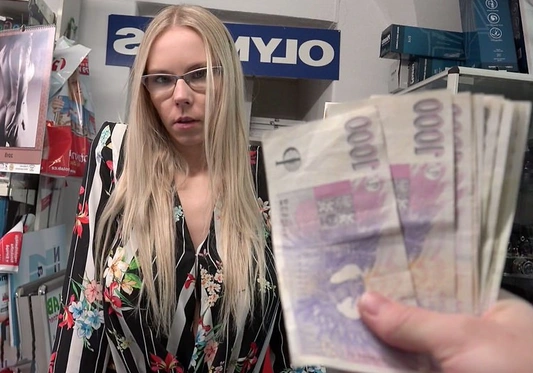 Чешское порно за деньги с сексуальной продавщицей из небольшого магазина