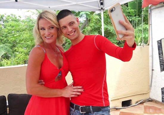 Сделал селфи с загорелой мамкой перед тем как отрахать ее