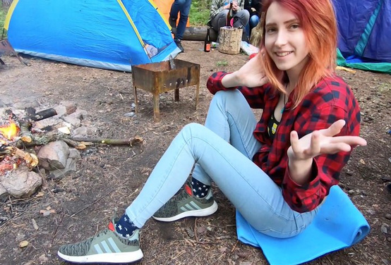 Студентка тянет парня трахать в лес, и никто о б этом не догадывается