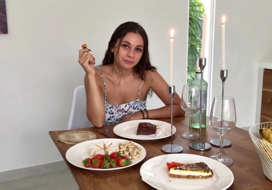 Приготовила любимому романтический обед, и потянула в спальню трахаться