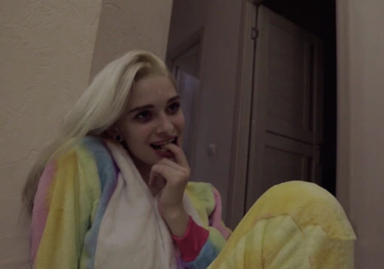 Пьяная русская девушка позвала незнакомца домой для анала