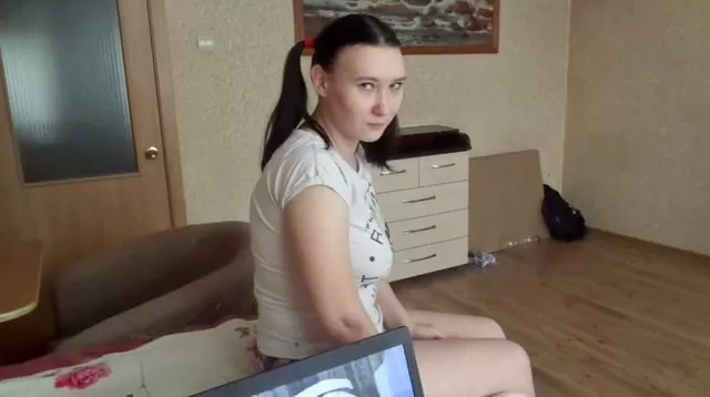 Худая жена устроила секс перед ноутбуком - секс порно видео