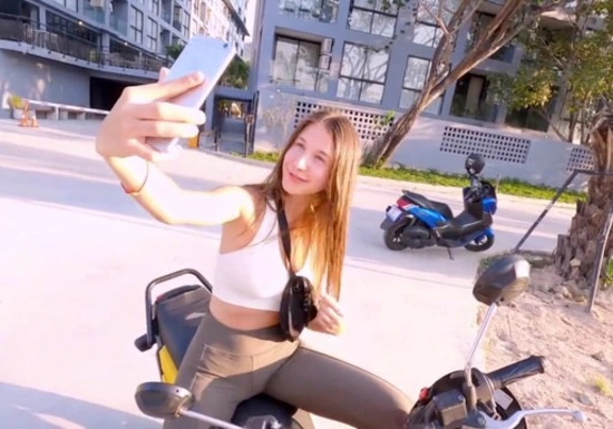 Русская девушка села на мотик без спроса и была оттраха за это!