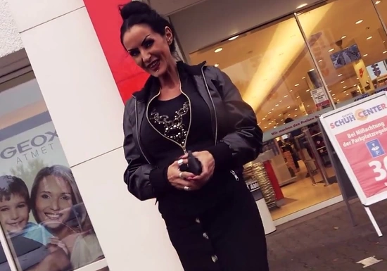 Подцепил зрелую нему и трахнул в своей BMW