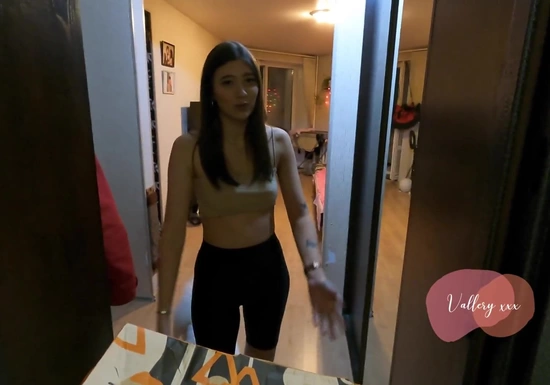 Наличных нету, но девушка нашла способ как расплатится с доставщиком за пиццу