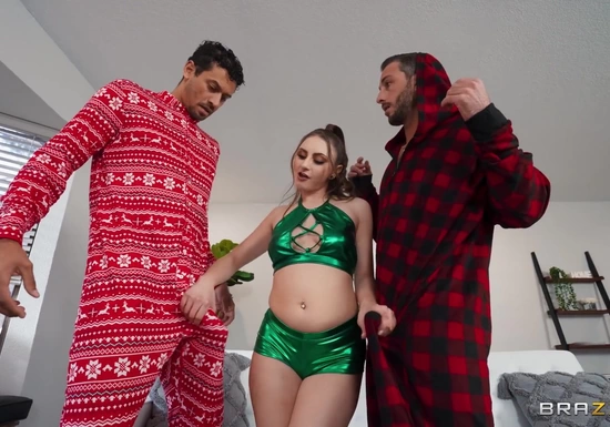 Молодая давалка соблазнила парней подруг на секс втроем