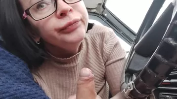 Русская мамка показала большие дойки и сделала минет в машине