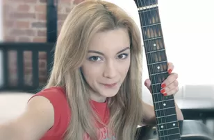 Показала, как она любит анал