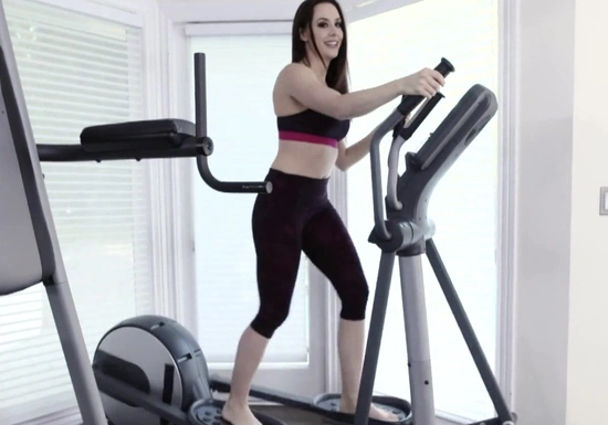 Анальный секс с милфой во время тренировки