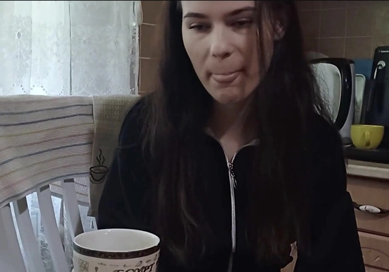 Угощаю подругу кофе, а потом трахаю