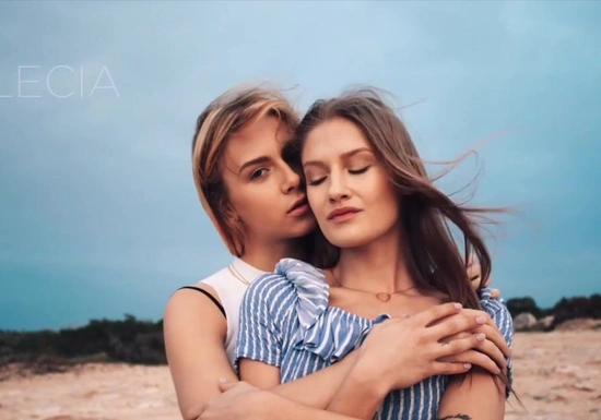 Подруги трахнули красивого мужчину в ЖМЖ порно втроем