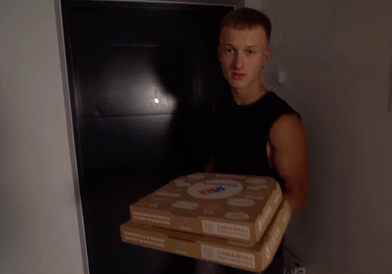 Привез пиццу русским порно моделям и попал на групповой секс