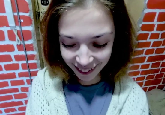 Зашла в гости к соседу и трахнулась с ним за муку