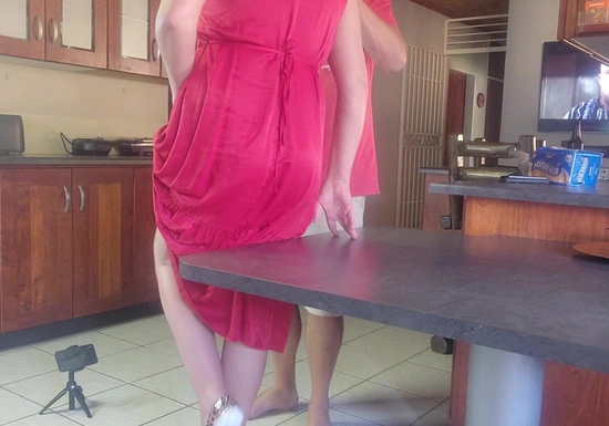 Жена соседа получила оргазм не снимая платья