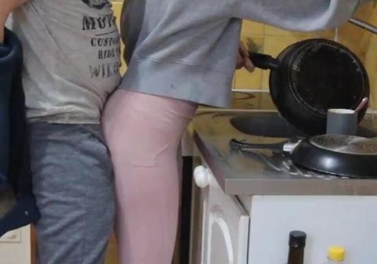 Возбудила парня когда мыла посуду